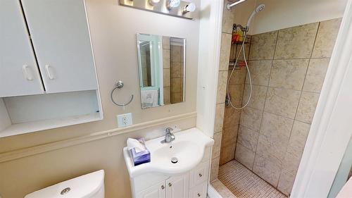 521 26Th Avenue, Cranbrook, BC - Indoor Photo Showing Bathroom