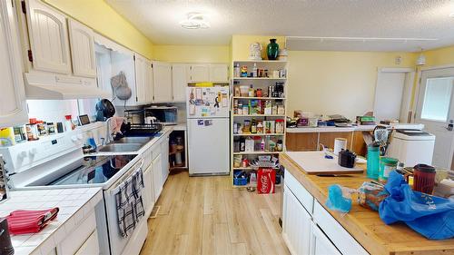 521 26Th Avenue, Cranbrook, BC - Indoor Photo Showing Kitchen With Double Sink