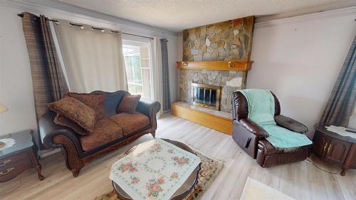 521 26Th Avenue, Cranbrook, BC - Indoor Photo Showing Living Room With Fireplace