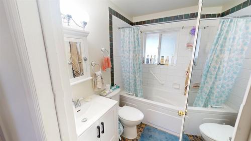 521 26Th Avenue, Cranbrook, BC - Indoor Photo Showing Bathroom