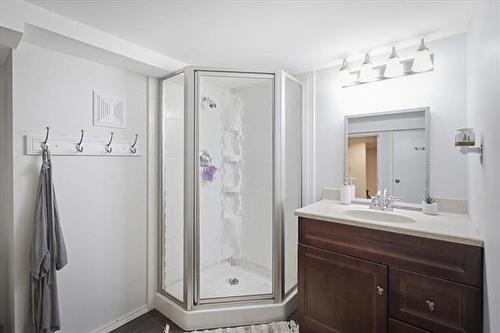 151 Dorge Dr, Winnipeg, MB - Indoor Photo Showing Bathroom