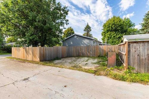 151 Dorge Dr, Winnipeg, MB - Outdoor