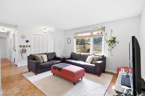 151 Dorge Dr, Winnipeg, MB - Indoor Photo Showing Living Room