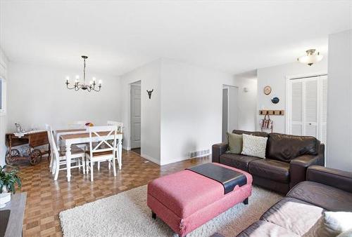 151 Dorge Dr, Winnipeg, MB - Indoor Photo Showing Living Room
