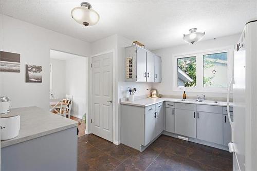 151 Dorge Dr, Winnipeg, MB - Indoor Photo Showing Kitchen With Double Sink