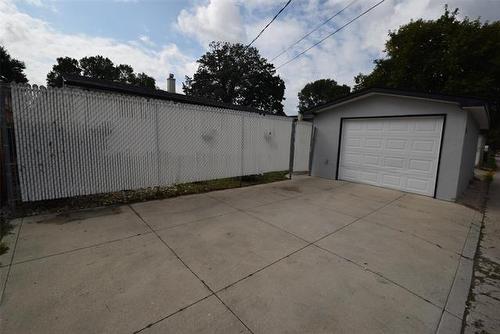 73 Holt Dr, Winnipeg, MB - Outdoor