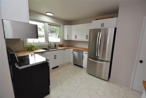 73 Holt Dr, Winnipeg, MB - Indoor Photo Showing Kitchen