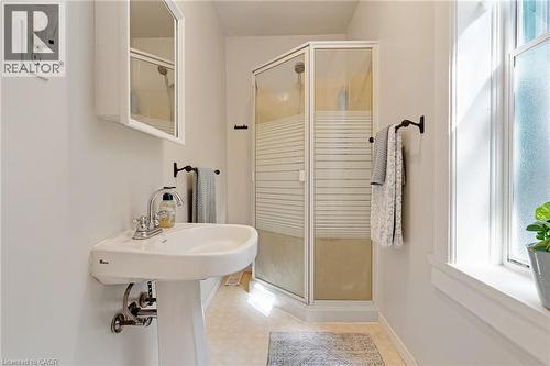 67 Queen Street W, Cambridge, ON - Indoor Photo Showing Bathroom
