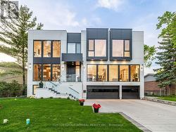 16 SANDERSON CRESCENT  Richmond Hill, ON L4C 5L4
