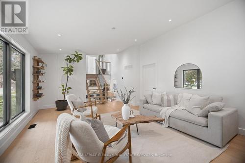 5216 Alton Road, Burlington, ON - Indoor Photo Showing Living Room