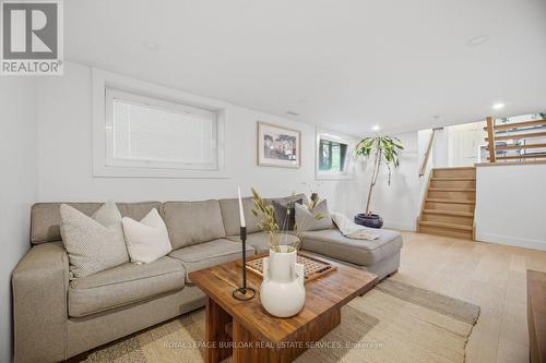 5216 Alton Road, Burlington, ON - Indoor Photo Showing Living Room