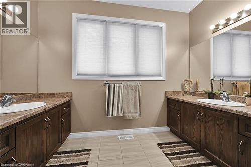 35 Willowbanks Terrace, Hamilton, ON - Indoor Photo Showing Bathroom