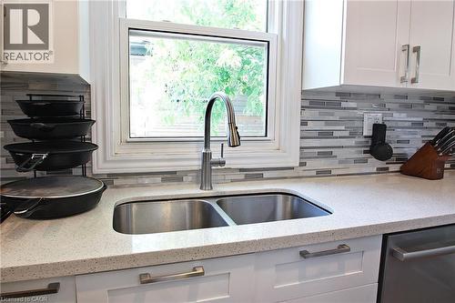 7 Lampton Place, Hamilton, ON - Indoor Photo Showing Kitchen With Double Sink