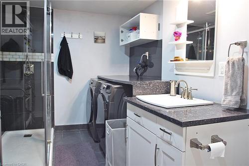 7 Lampton Place, Hamilton, ON - Indoor Photo Showing Laundry Room