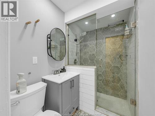 2584 Chilver, Windsor, ON - Indoor Photo Showing Bathroom
