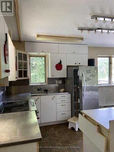 21 Ferndale Road, Muskoka Lakes (Medora), ON - Indoor Photo Showing Kitchen