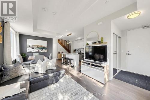 75 - 400 Alex Garner Circle, Aurora, ON - Indoor Photo Showing Living Room