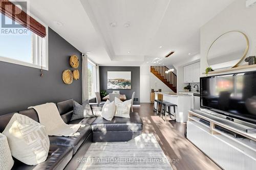 75 - 400 Alex Garner Circle, Aurora, ON - Indoor Photo Showing Living Room