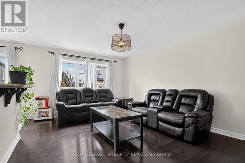 414 Meadowhawk Crescent, Ottawa, ON - Indoor Photo Showing Living Room
