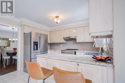 8 Ballycastle Crescent, Brampton, ON - Indoor Photo Showing Kitchen With Upgraded Kitchen