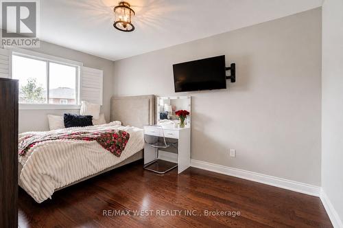 8 Ballycastle Crescent, Brampton, ON - Indoor Photo Showing Bedroom