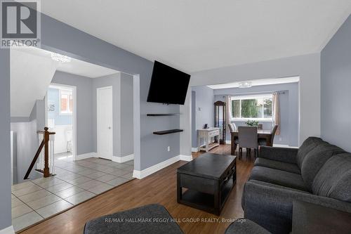 14 Copeman Crescent, Barrie, ON - Indoor Photo Showing Living Room