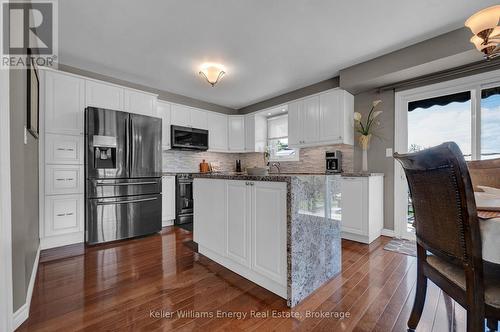 2 Murkar Crescent, Whitby (Blue Grass Meadows), ON - Indoor Photo Showing Kitchen With Upgraded Kitchen