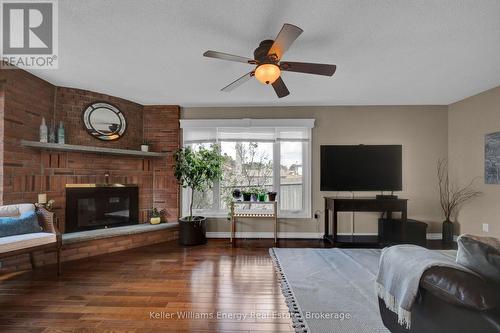 2 Murkar Crescent, Whitby (Blue Grass Meadows), ON - Indoor Photo Showing Living Room With Fireplace