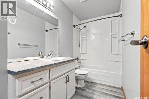 205 Imperial Street, Saskatoon, SK - Indoor Photo Showing Bathroom