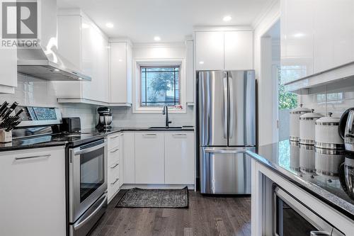 10 Browne Crescent, St. John'S, NL - Indoor Photo Showing Kitchen With Stainless Steel Kitchen