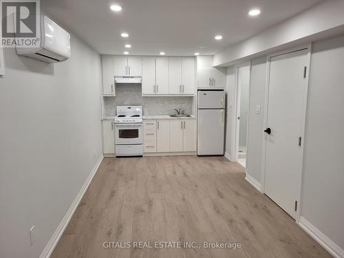 B2 - 195 OAKMOUNT ROAD N , Toronto, Ontario M6P 2N1 3