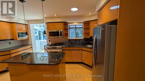 1443 Birchwood Drive, Mississauga, ON - Indoor Photo Showing Kitchen