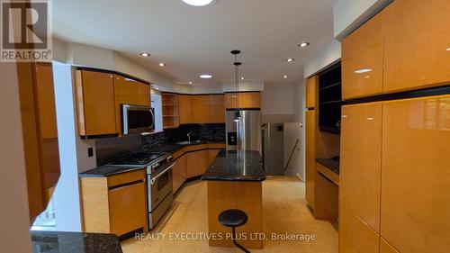 1443 Birchwood Drive, Mississauga, ON - Indoor Photo Showing Kitchen
