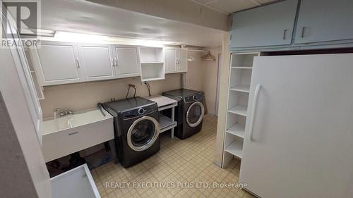 1443 Birchwood Drive, Mississauga, ON - Indoor Photo Showing Laundry Room