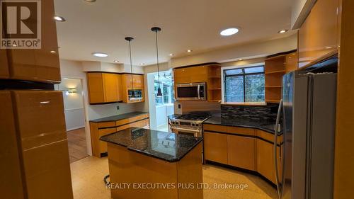 1443 Birchwood Drive, Mississauga, ON - Indoor Photo Showing Kitchen