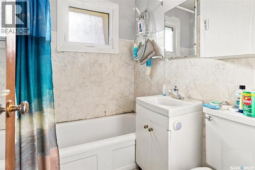 229 U Avenue N, Saskatoon, SK - Indoor Photo Showing Bathroom
