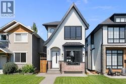 528 52 Avenue SW  Calgary, AB T2V 0B2