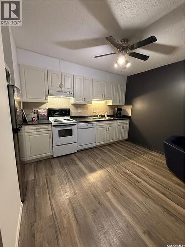 4 111 St Lawrence Crescent, Saskatoon, SK - Indoor Photo Showing Kitchen
