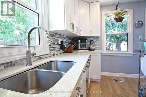 7 Lampton Place, Hamilton, ON - Indoor Photo Showing Kitchen With Double Sink