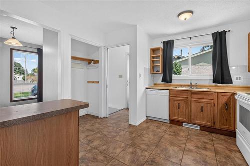 92 Blackwater Bay, Winnipeg, MB - Indoor Photo Showing Kitchen With Double Sink