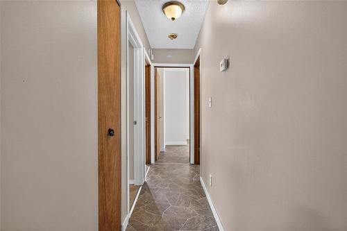 92 Blackwater Bay, Winnipeg, MB - Indoor Photo Showing Other Room