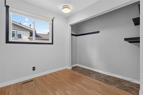 92 Blackwater Bay, Winnipeg, MB - Indoor Photo Showing Other Room