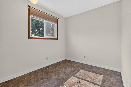 92 Blackwater Bay, Winnipeg, MB - Indoor Photo Showing Other Room