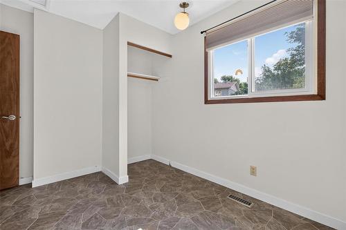 92 Blackwater Bay, Winnipeg, MB - Indoor Photo Showing Other Room