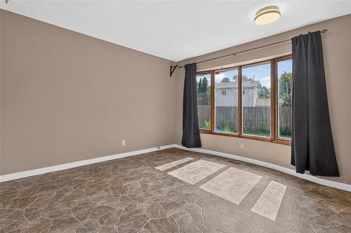92 Blackwater Bay, Winnipeg, MB - Indoor Photo Showing Other Room