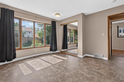 92 Blackwater Bay, Winnipeg, MB - Indoor Photo Showing Other Room