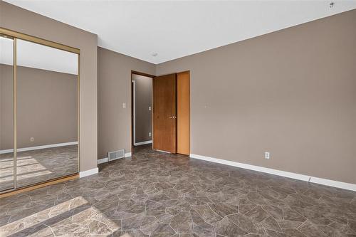 92 Blackwater Bay, Winnipeg, MB - Indoor Photo Showing Other Room