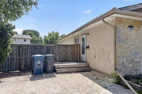 92 Blackwater Bay, Winnipeg, MB - Outdoor With Exterior