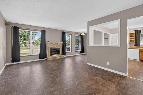 92 Blackwater Bay, Winnipeg, MB - Indoor Photo Showing Living Room With Fireplace