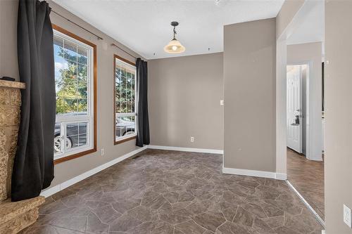 92 Blackwater Bay, Winnipeg, MB - Indoor Photo Showing Other Room